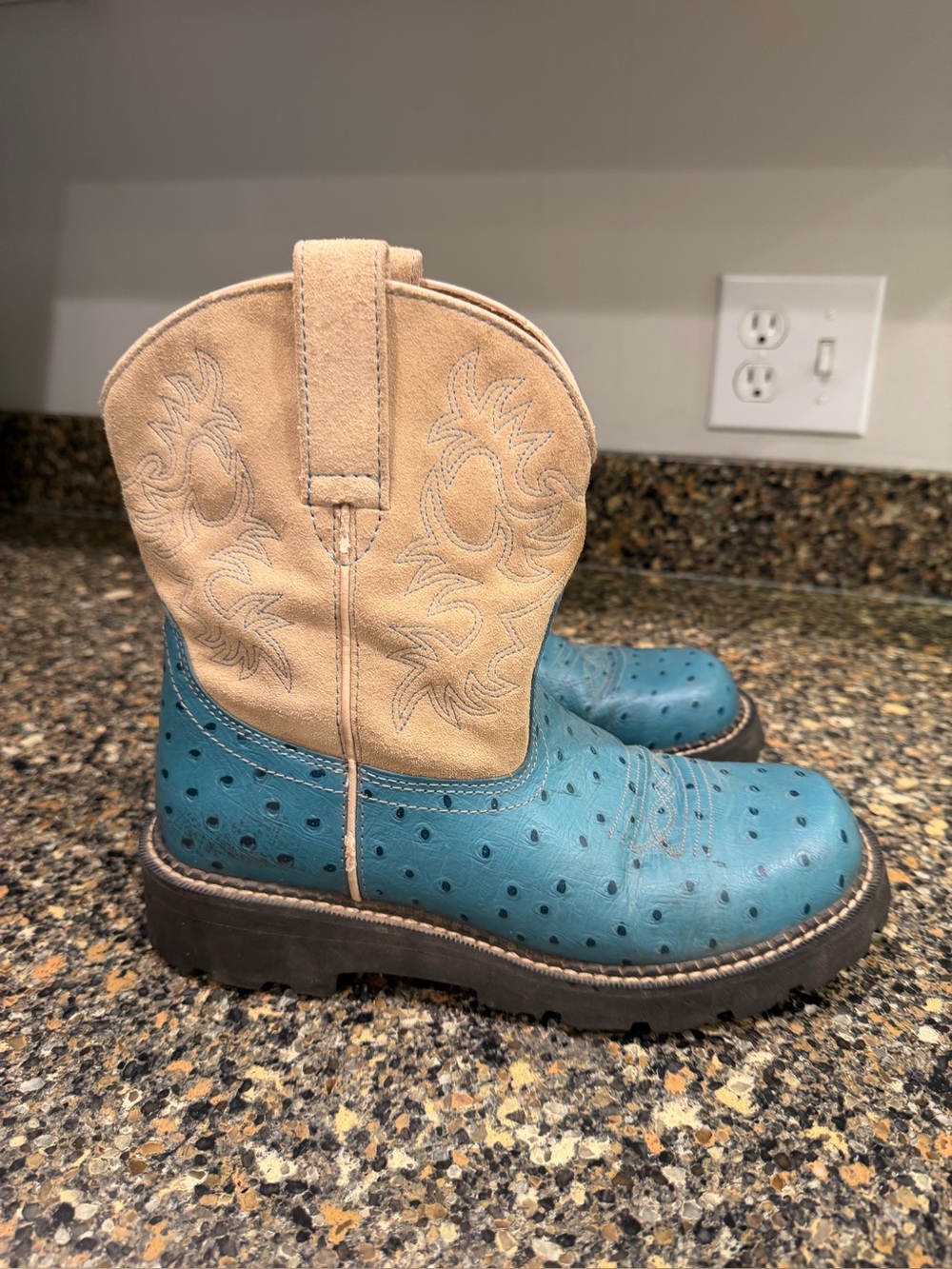 Ladies ariat 8 Teal and Tan Western Pull-On Boots
